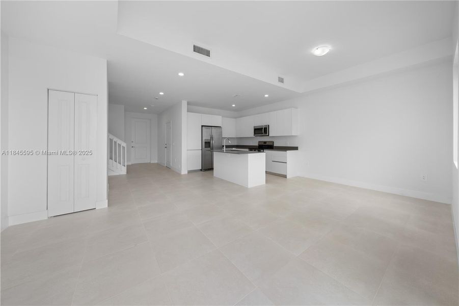 Spacious, unfurnished interior of a new home in , Florida City (Image 20).
