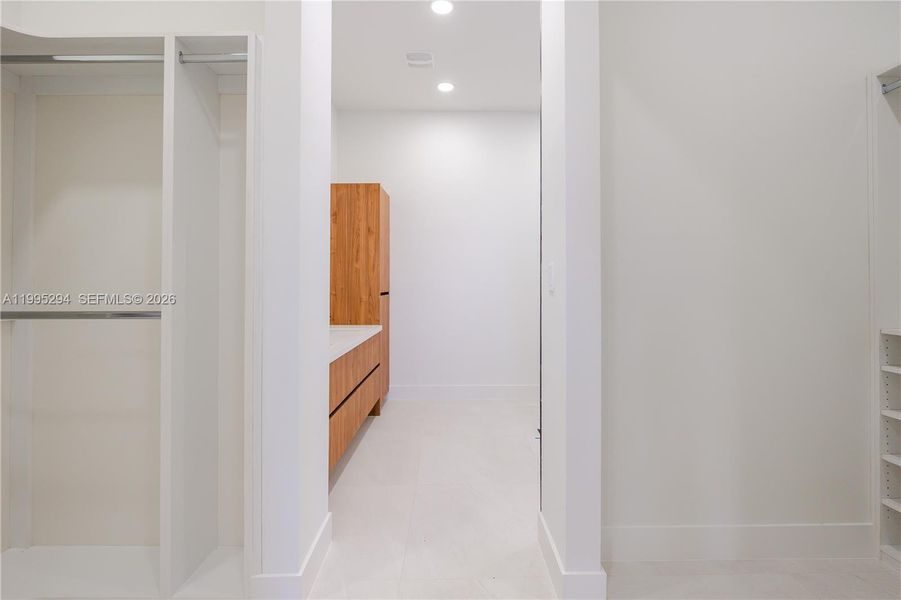 Spacious, unfurnished interior of a new home in , Cape Coral (Image 30).