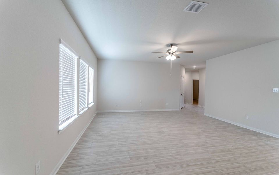 Spacious, unfurnished interior of a new home in Hunter's Ranch, San Antonio (Image 21).