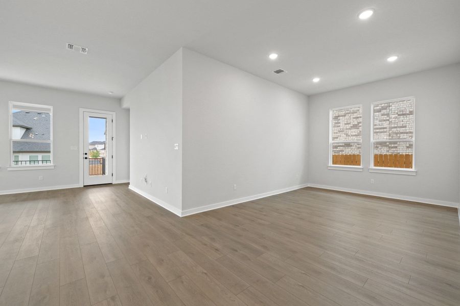 Spacious, unfurnished interior of a new home in Heritage, Dripping Springs (Image 32).