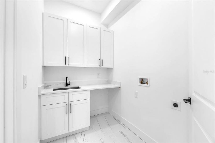 Furnished interior view inside a new home in , Thonotosassa (Image 16).