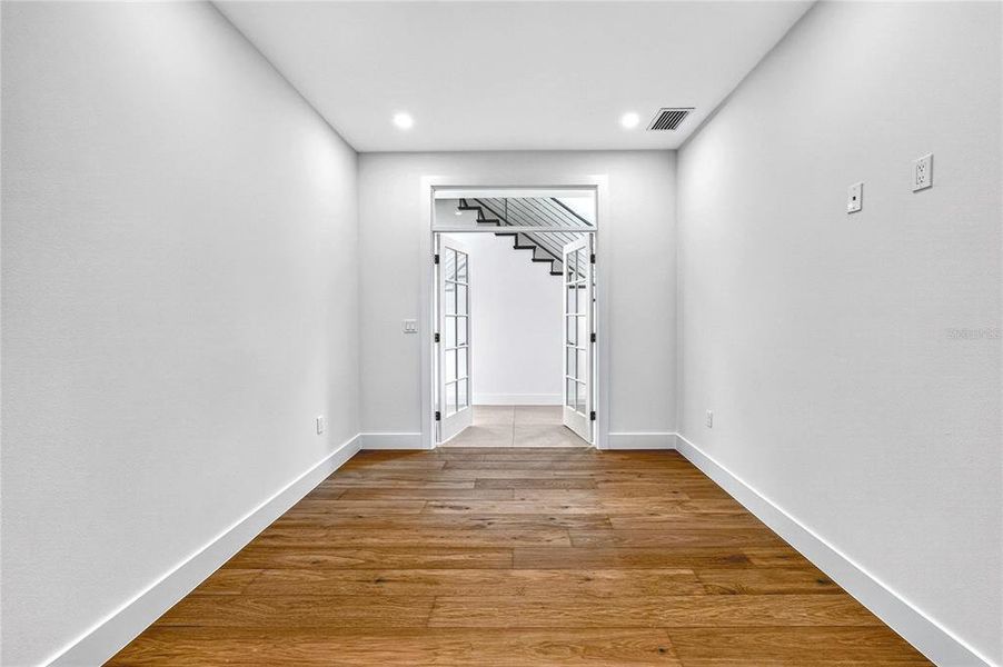 Spacious, unfurnished interior of a new home in , Sarasota (Image 59).