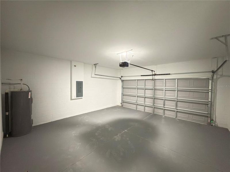 Spacious, unfurnished interior of a new home in , Ocala (Image 33).