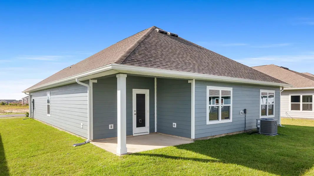 Exterior details and patio area of a home in Titus Park, Panama City (Image 3).