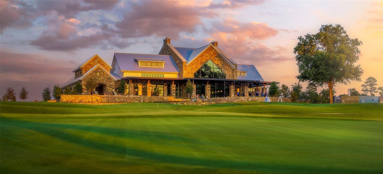 The clubhouse at Chambers Creek, The Summit offers sweeping golf course views, rustic-luxe architecture, and is home to Jerry’s—the community’s signature restaurant and social gathering spot.