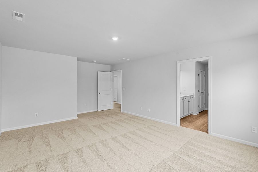 Spacious, unfurnished interior of a new home in Hanes Lake, Winston-Salem (Image 25).