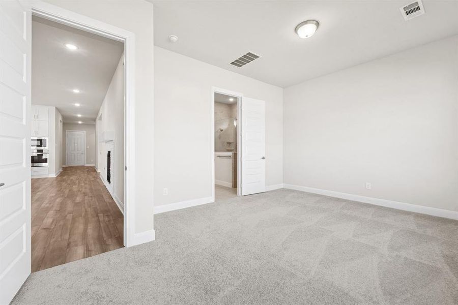 Spacious, unfurnished interior of a new home in Myrtle Creek, Waxahachie (Image 28).