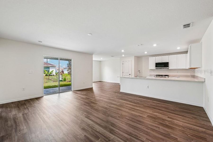 Spacious, unfurnished interior of a new home in Burnt Store Village, Punta Gorda (Image 8). Spacious, unfurnished interior of a new home in Burnt Store Village, Punta Gorda (Image 8).