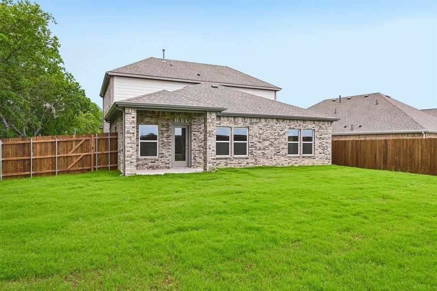 Exterior details and patio area of a home in Lone Oak, Alvarado (Image 3).