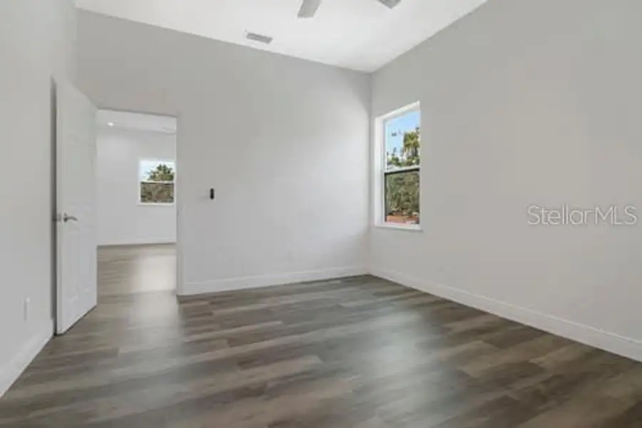 Spacious, unfurnished interior of a new home in , Tampa (Image 27).