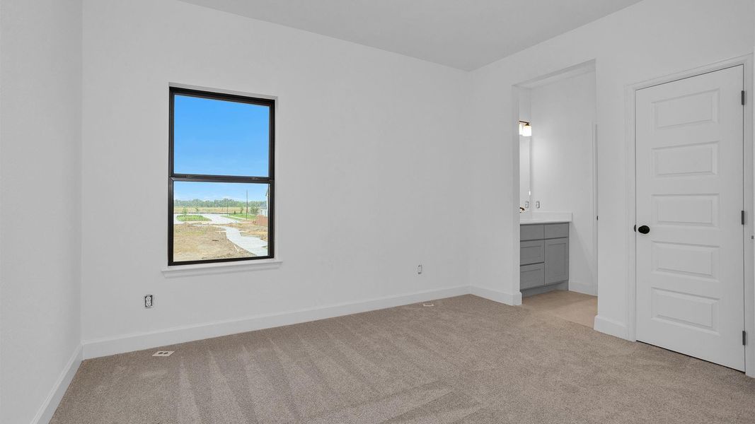 Spacious, unfurnished interior of a new home in Midline, Houston (Image 12).