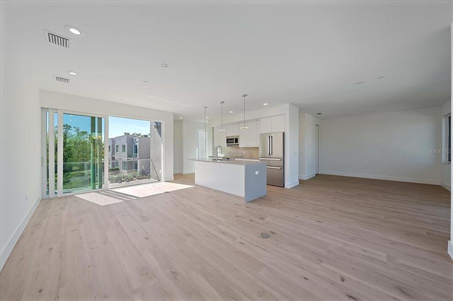 Spacious, unfurnished interior of a new home in , Sarasota (Image 24).