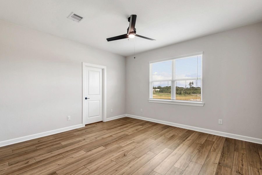 Spacious, unfurnished interior of a new home in Sweetwater Ridge, Conroe (Image 16).