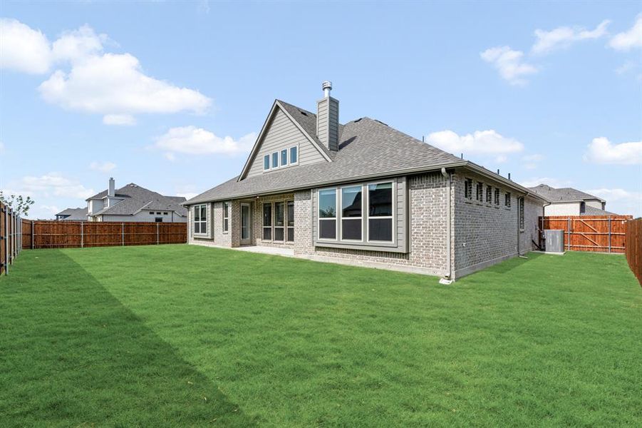 Exterior details and patio area of a home in Ridgepoint, Midlothian (Image 3).