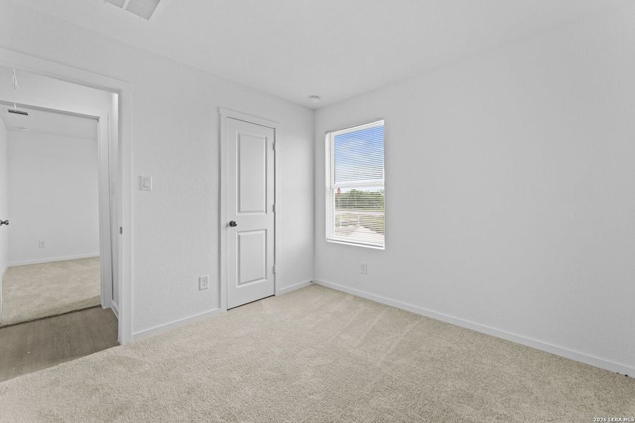 Spacious, unfurnished interior of a new home in Spring Grove, San Antonio (Image 8).