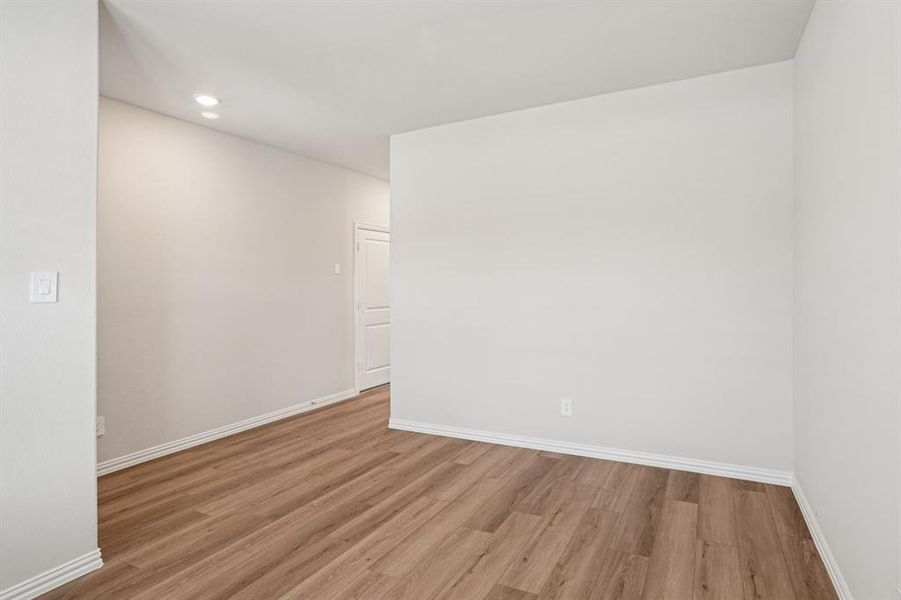 Spacious, unfurnished interior of a new home in Westmoor, Sherman (Image 28).