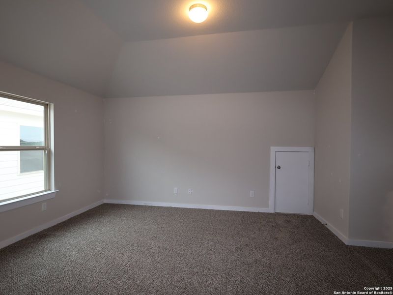 Spacious, unfurnished interior of a new home in Winding Brook, San Antonio (Image 16).