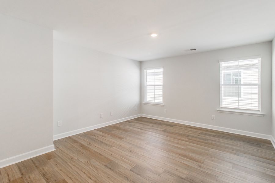 Spacious, unfurnished interior of a new home in Hendrix Farms, Lexington (Image 32).