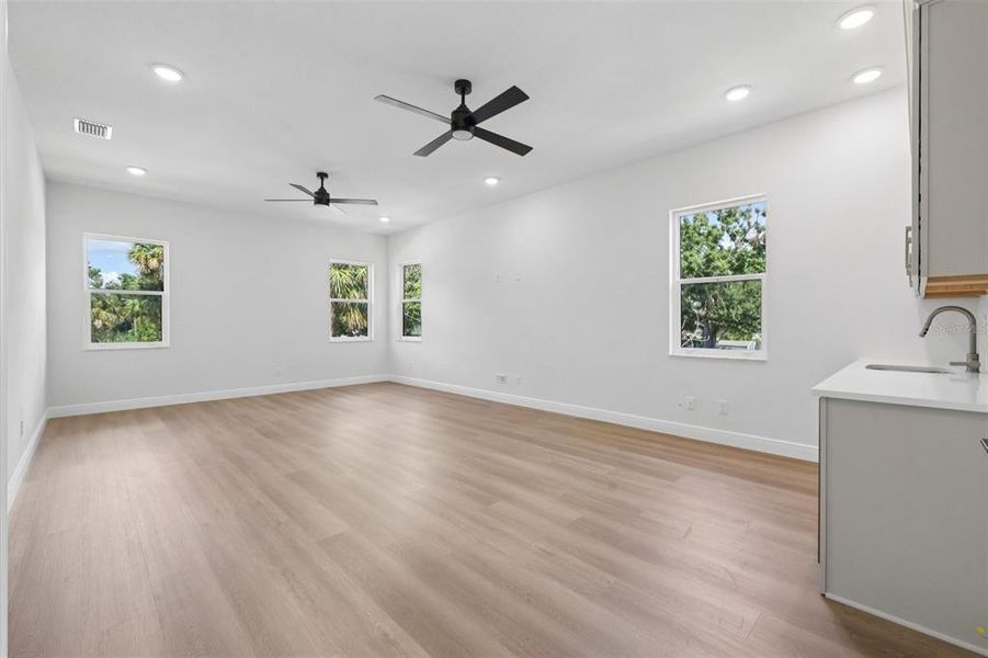 Spacious, unfurnished interior of a new home in , Tampa (Image 80).