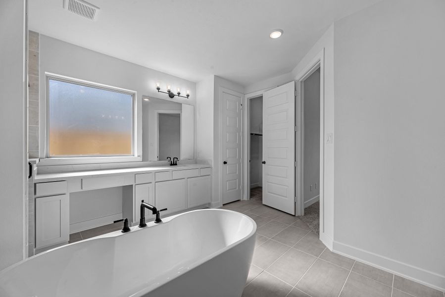 Furnished interior view inside a new home in Sienna, Missouri City (Image 8).