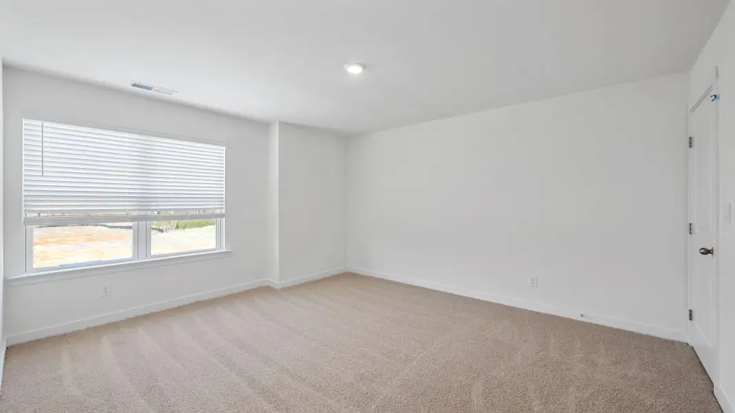 Spacious, unfurnished interior of a new home in Lone Oaks Farm, Cleveland (Image 21).
