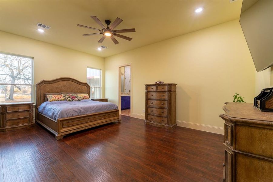 Secondary en-suite down stairs