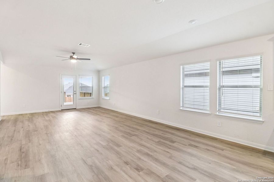 Spacious, unfurnished interior of a new home in Catalina, Converse (Image 21).