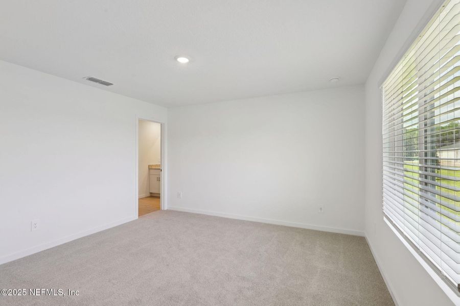 Spacious, unfurnished interior of a new home in Kings Preserve, Jacksonville (Image 25).