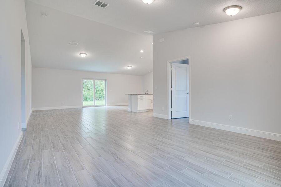 Spacious, unfurnished interior of a new home in , Palm Bay (Image 28).