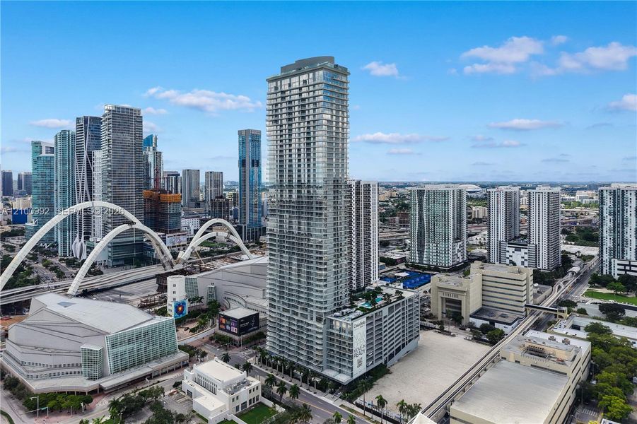Condo located in Miami, FL showcasing its design and architecture (Image 3).