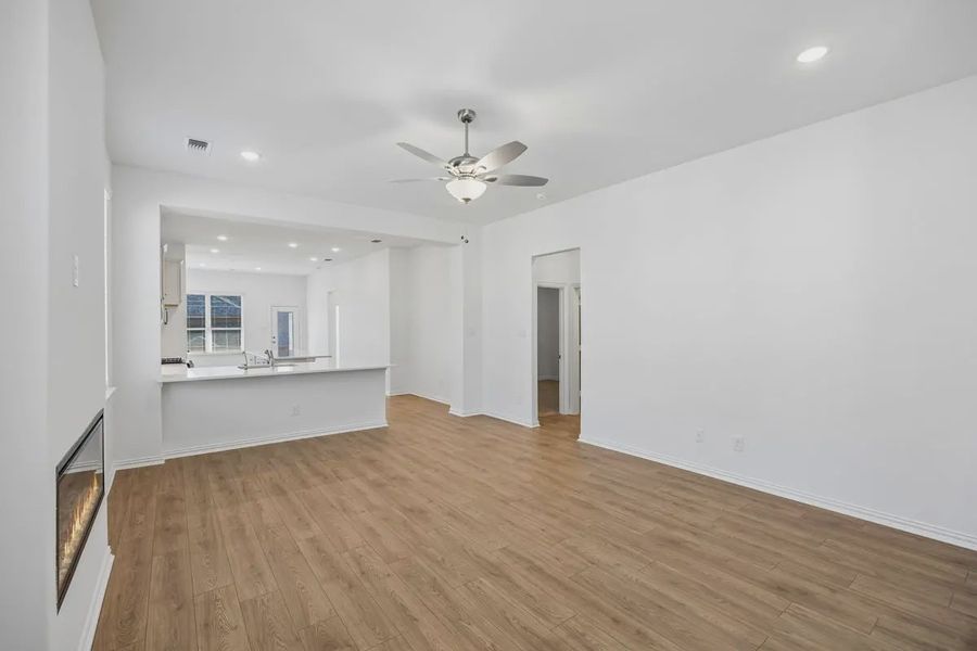 Spacious, unfurnished interior of a new home in Bel Air Village, Sherman (Image 15).