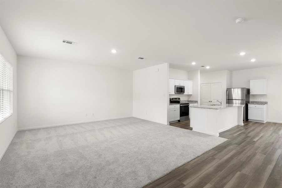 06. 3216 Landslide - Family (3) 06. 3216 Landslide - Family (3)