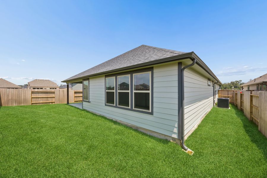 Exterior details and patio area of a home in Riviera Pines, Huffman (Image 4).