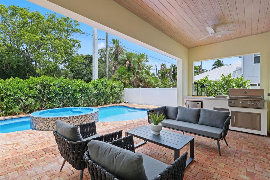 Exterior details and patio area of a home in , Jupiter (Image 4).
