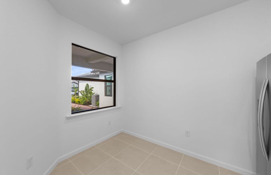 Spacious, unfurnished interior of a new home in Del Webb Naples, Ave Maria (Image 12).