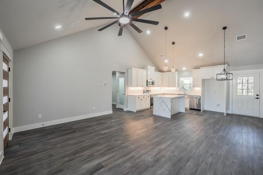 Spacious, unfurnished interior of a new home in , Alvarado (Image 38).