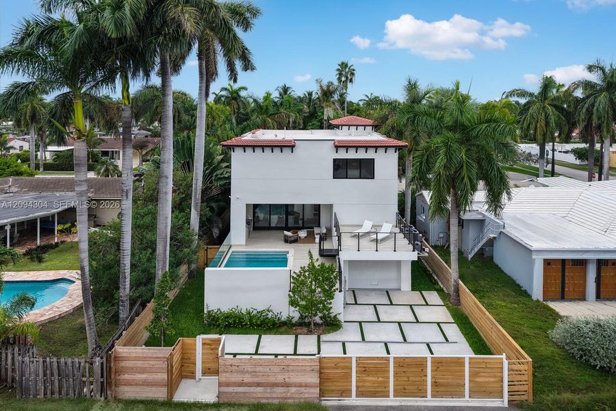 Exterior details and patio area of a home in , Hollywood (Image 26).