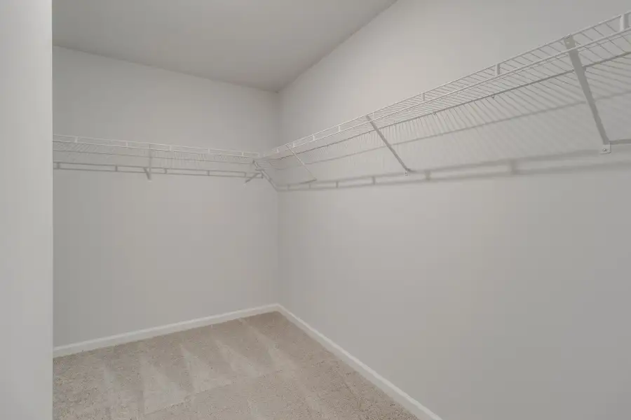 Spacious, unfurnished interior of a new home in Bluefield, Lexington (Image 26).