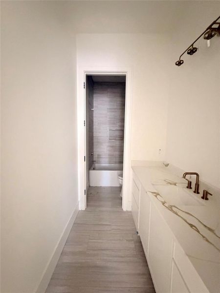 Spacious, unfurnished interior of a new home in , Galveston (Image 14).