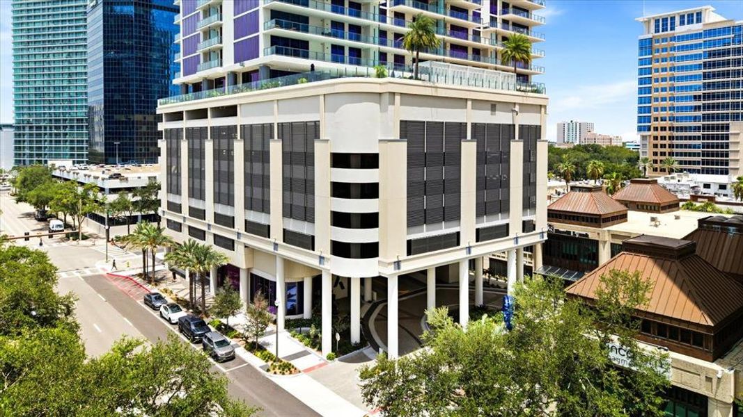 Condo located in St. Petersburg, FL showcasing its design and architecture (Image 37).