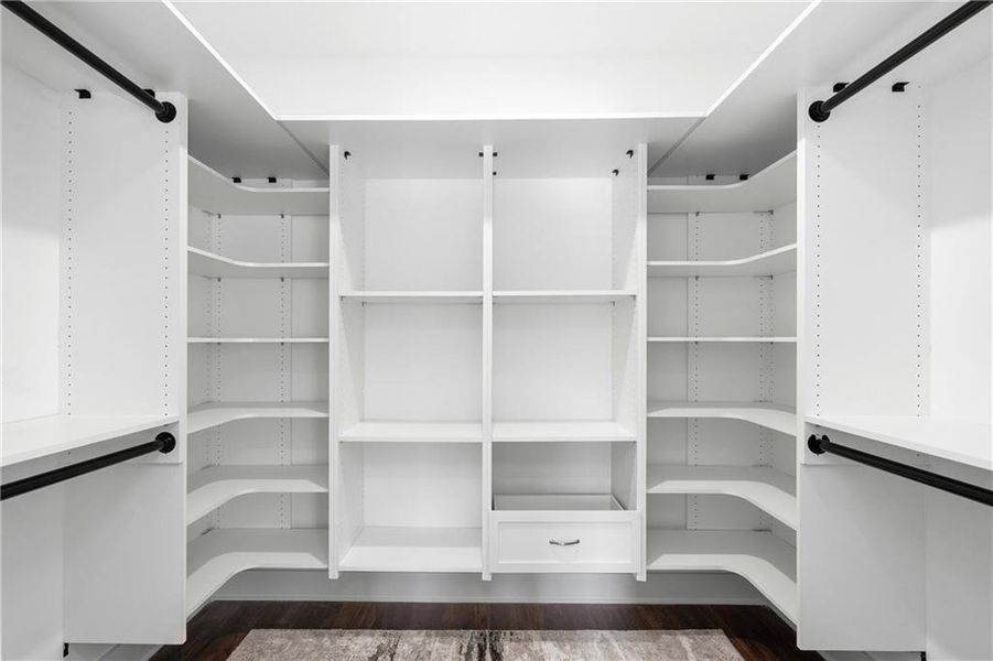 Spacious, unfurnished interior of a new home in , Stockbridge (Image 23).