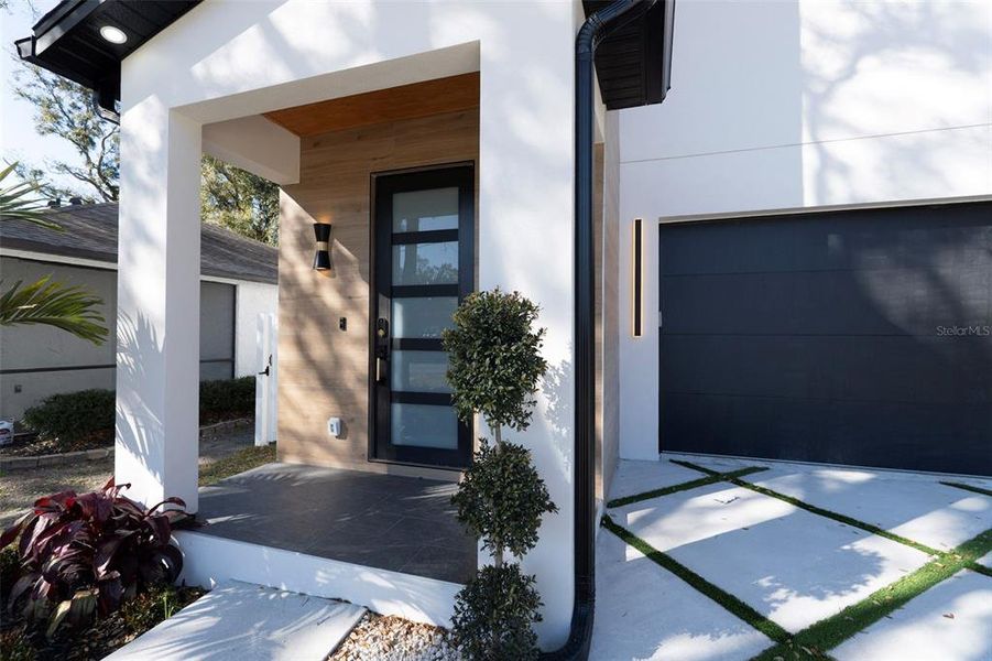 Exterior details and patio area of a home in , Tampa (Image 4).