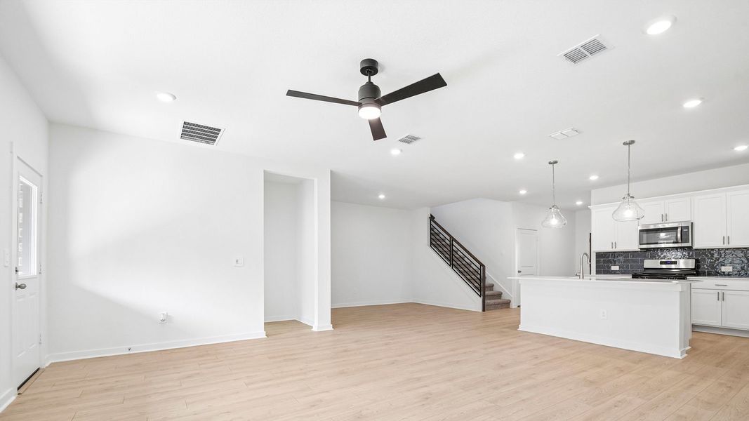 Spacious, unfurnished interior of a new home in Rosenbusch Ranch, Leander (Image 14).