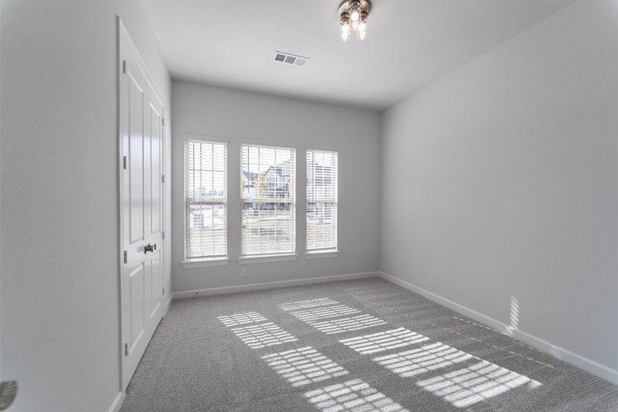 Spacious, unfurnished interior of a new home in Heath Golf & Yacht Club, Heath (Image 27).