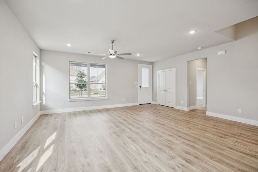Spacious, unfurnished interior of a new home in Dove Hollow, Waxahachie (Image 20).