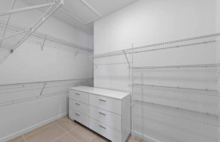 Spacious, unfurnished interior of a new home in Del Webb Naples, Ave Maria (Image 12).