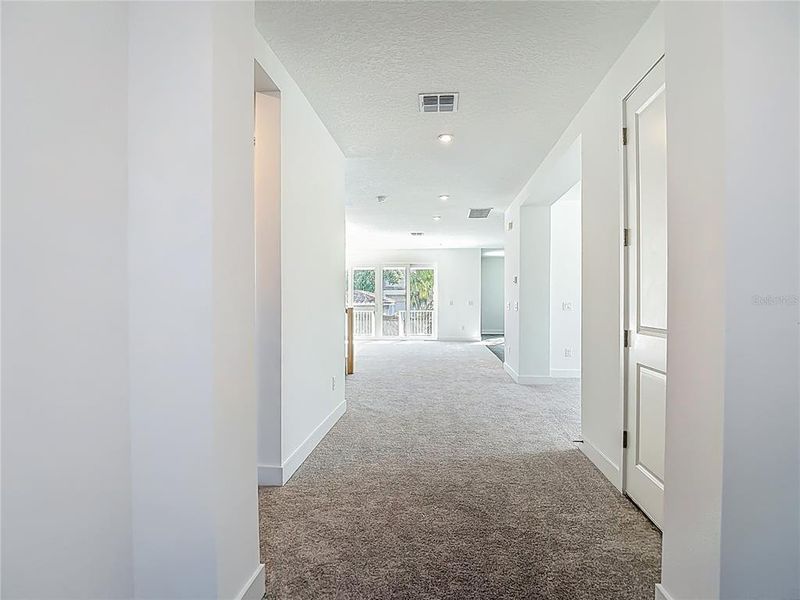 Spacious, unfurnished interior of a new home in , Tampa (Image 24).