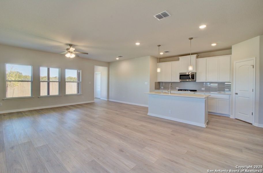 Spacious, unfurnished interior of a new home in Sunflower Ridge, New Braunfels (Image 14).