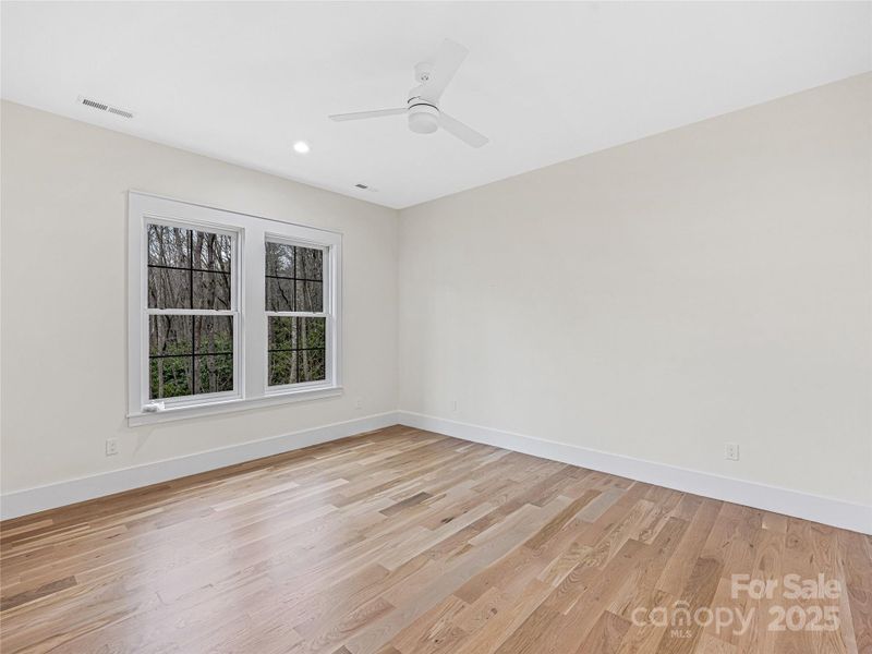 Basement bedroom #2 ensuite Basement bedroom #2 ensuite