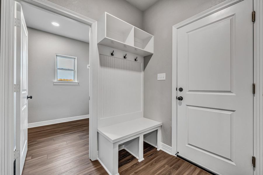 **Photos are sample photos of similar plan. Colors and features might vary**